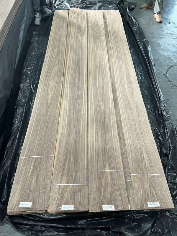 Hoogwaardige American Walnut Crown Cut / Plain Cut Veneer voor hoteldecoratie