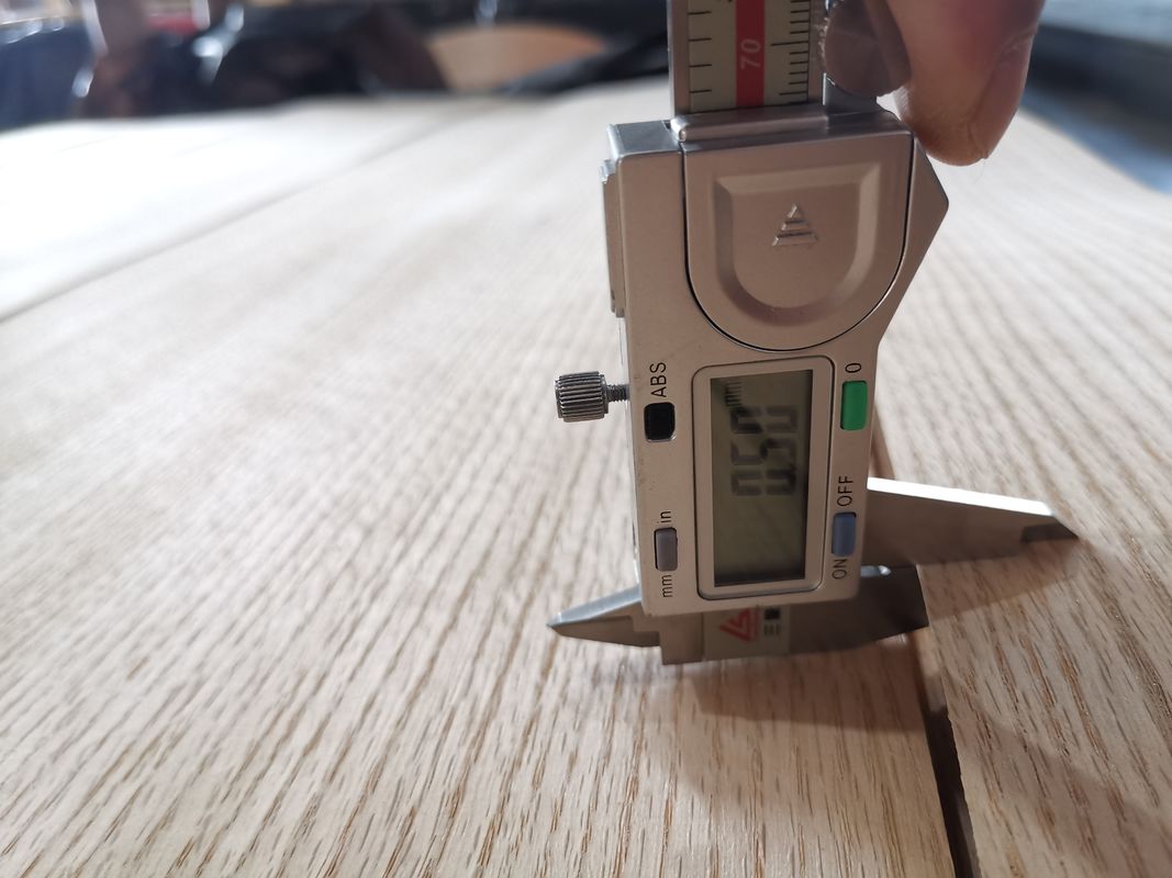 Pas de dikte van rood eikenfineer aan, ideaal voor natuurlijke houten vloeroplossingen